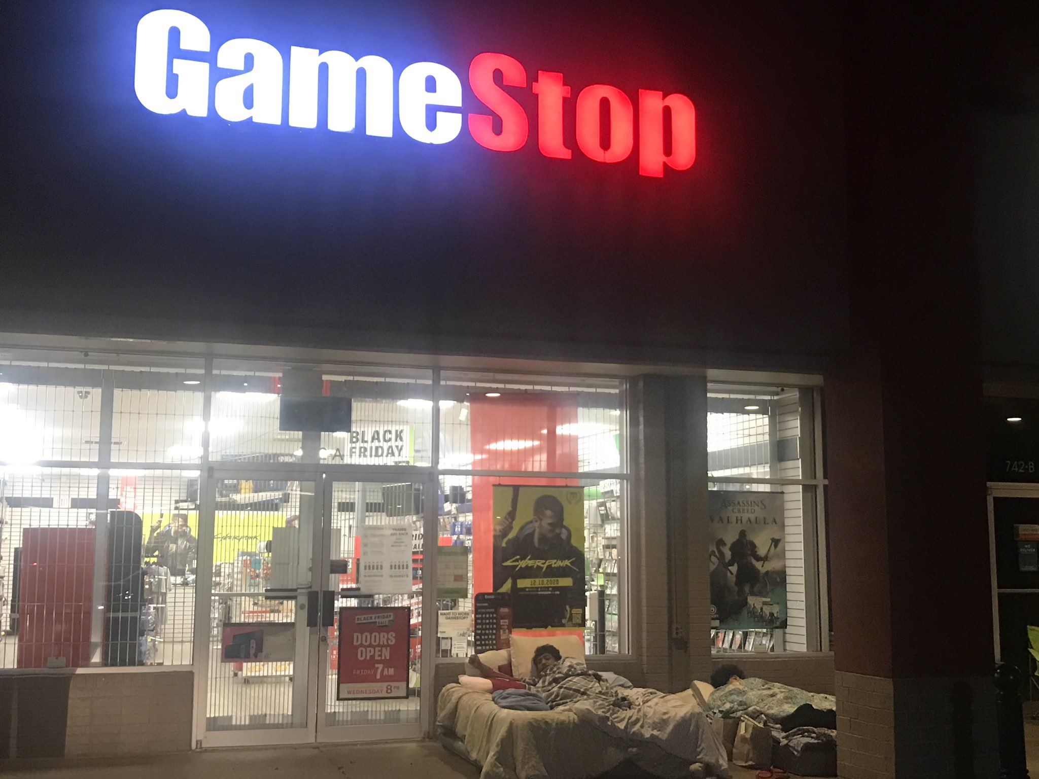 为了买到PS5 硬核玩家把床搬到了游戏商店的门口